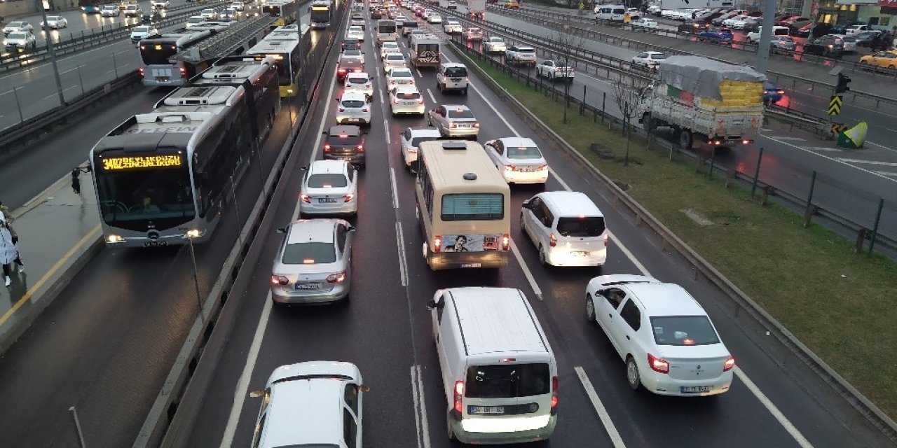 İstanbul’da Yağmur Ve Mesai Sonrası Trafik Yoğunluğu