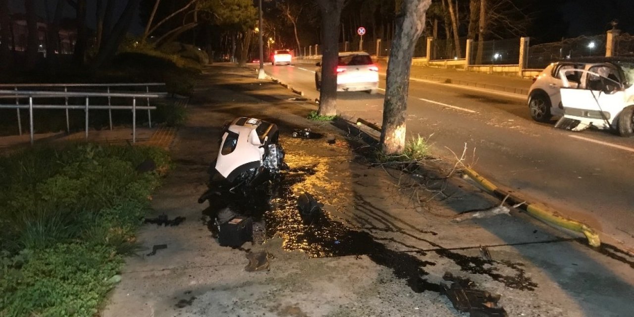 Bakırköy’de Ağaca Çarpan Otomobil İkiye Bölündü: 4 Yaralı