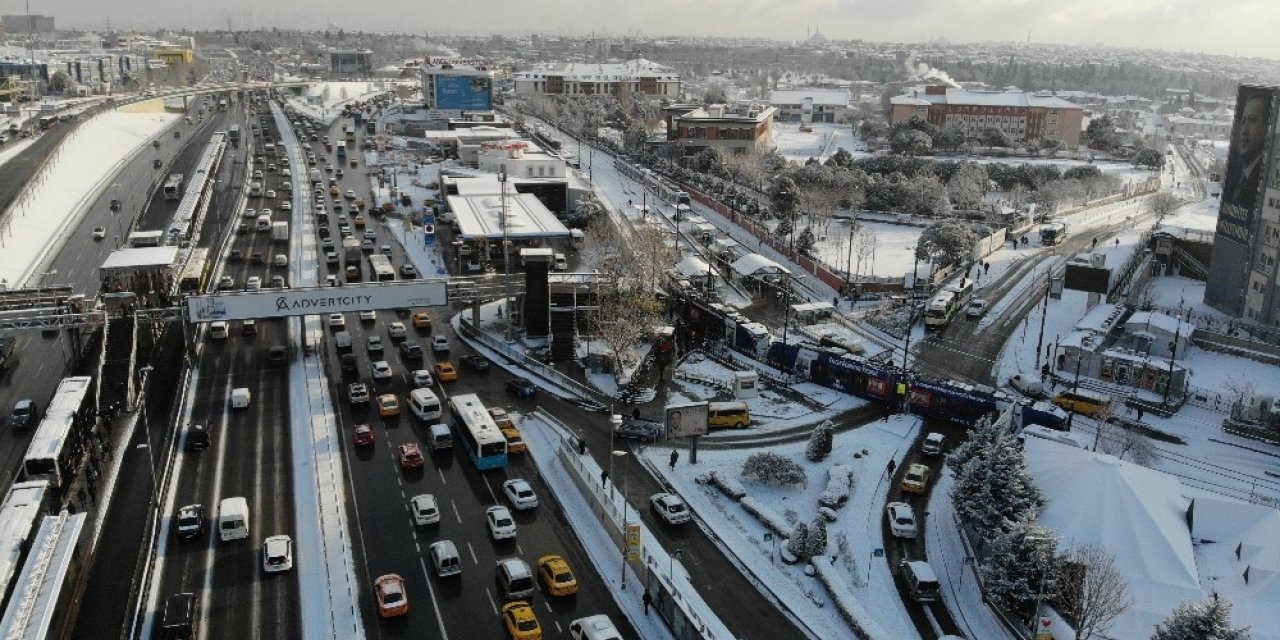 İstanbul Trafiğinde Kar Manzaraları Havadan Görüntülendi