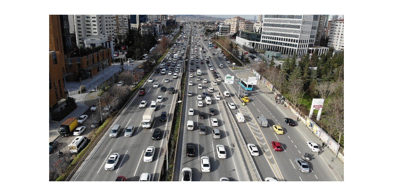 İstanbul’da Hafta Sonu Kısıtlaması Öncesi Trafik Erken Saatlerde Başladı