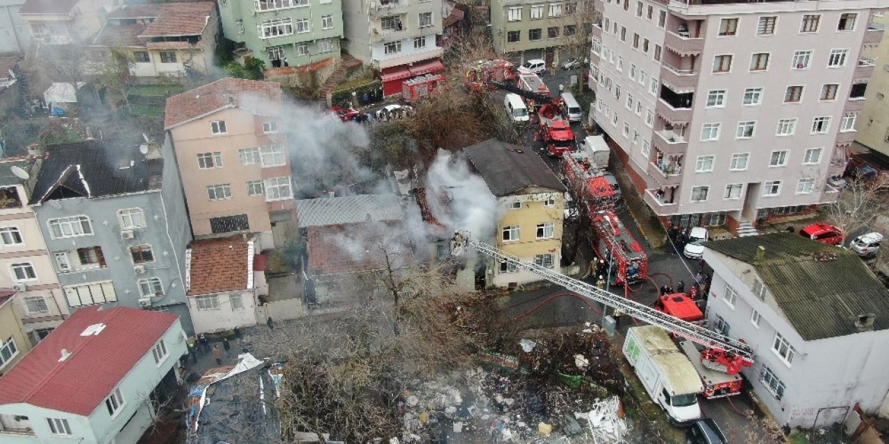 Beyoğlu’nda  İki Katlı Binada Yangın