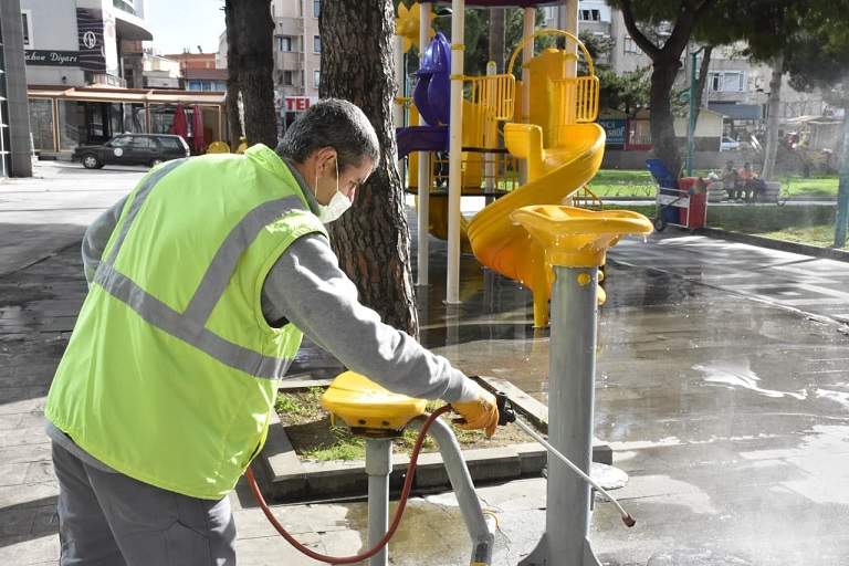 EDREMİT BELEDİYESİ PARKLARDA HİJYEN SAĞLIYOR