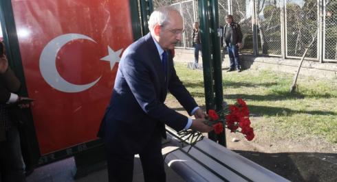 CHP GENEL BAŞKANI KEMAL KILIÇDAROĞLU, KAYSERİ’DE ŞEHİTLER DURAĞI’NA  KARANFİL BIRAKTI