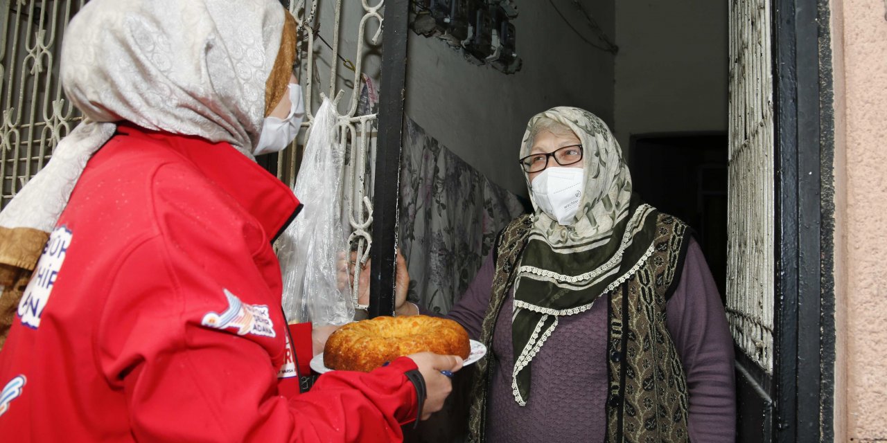 ADANA BÜYÜKŞEHİR'DEN YAŞLILARA DESTEK, İHTİYAÇ SAHİBİ COVID-19 HASTALARINA KAHVALTI VE YEMEK