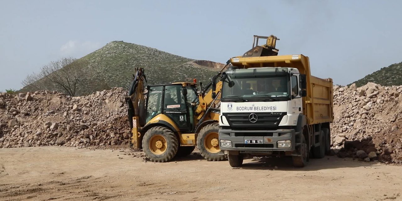 BODRUM'DA TAŞKIN SORUNUYLA MÜCADELE SOKAK SOKAK DEVAM EDİYOR