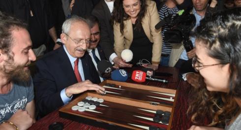 CHP GENEL BAŞKANI KEMAL KILIÇDAROĞLU, GAZİANTEP’TE REFERANDUM ÇADIRINI ZİYARET ETTİ, BİR KAFEDE ÖĞRENCİLERLE TAVLA OYNADI