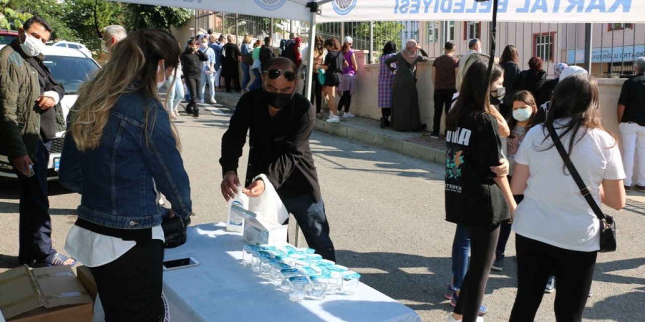 KARTAL BELEDİYESİ LGS ÖNCESİ MASKE, SU VE DEZENFEKTAN DAĞITTI