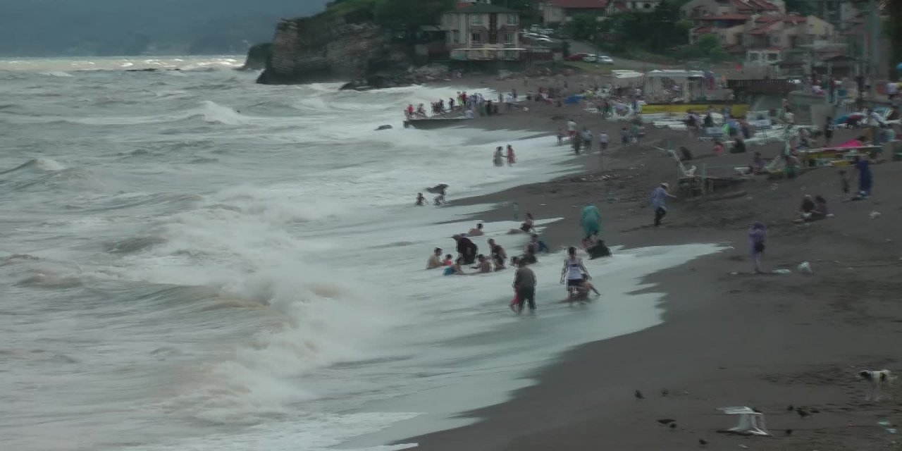 AKÇAKOCA'DA DENİZİN RENGİÇAMURA DÖNDÜ