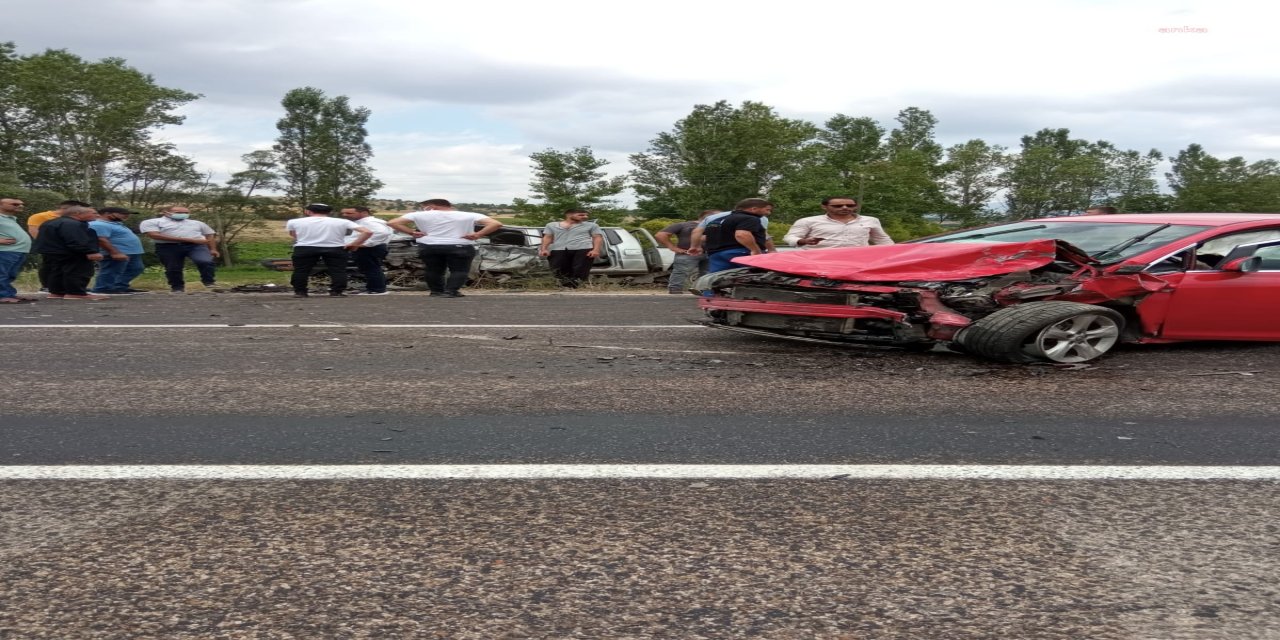 GÜMÜŞHANE'DE İKİ ARAÇ KAFA KAFAYA ÇARPIŞTI: 1 ÖLÜ, 3 YARALI