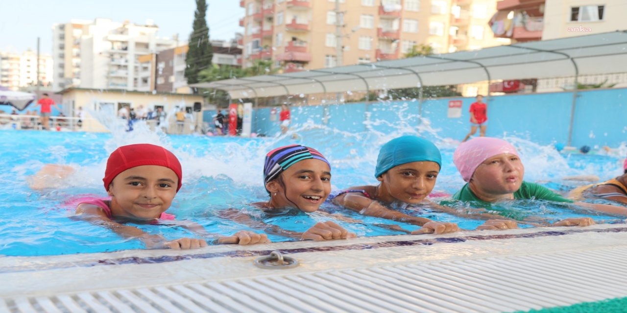 MEZİTLİ'DE YÜZME ÖĞRENEN KURSİYERLER SERTİFİKALARINI ALDI