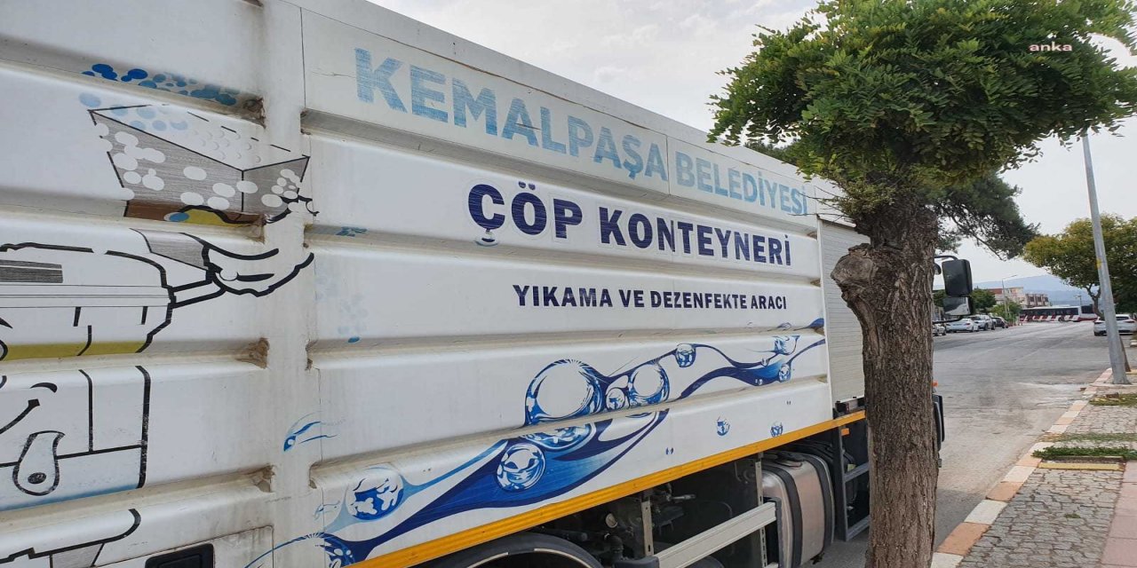 KEMALPAŞA’DA ÇÖP KONTEYNERLERİ DEZENFEKTE EDİLİYOR   