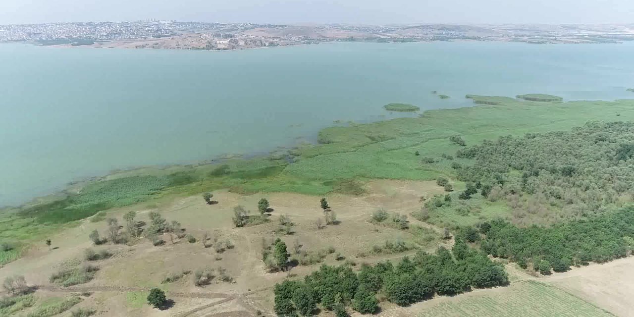 İçme suyu havzasına kaçak yapılmak istenen depo belediye ekiplerince yıkıldı