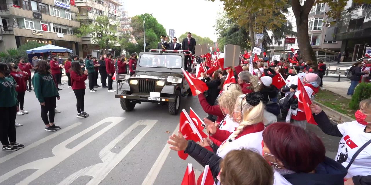 KADIKÖY’DE KLASİK OTOMOBİLLERDEN CUMHURİYET KONVOYU