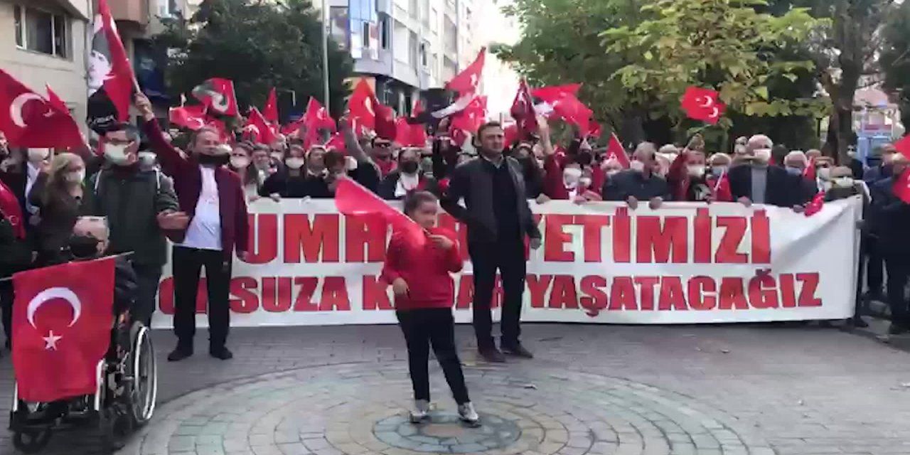 ESKİŞEHİR’DE CUMHURİYET YÜRÜYÜŞÜ DÜZENLENDİ