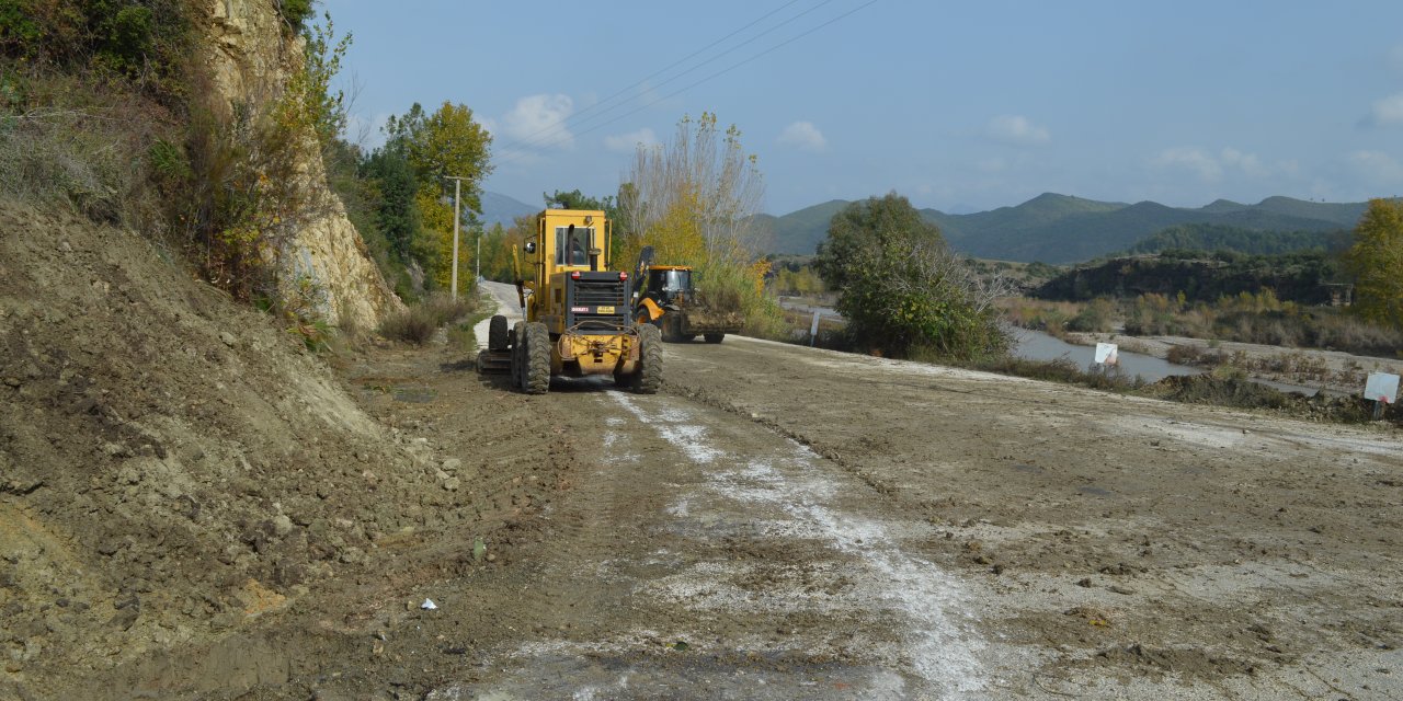 ANTALYA'DA SELDEN ETKİLENEN SERİK YOLLARI TEMİZLENİYOR