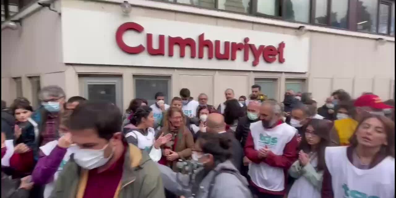 CUMHURİYET GAZETESİNDEKİ İŞTEN ÇIKARMALAR PROTESTO EDİLDİ