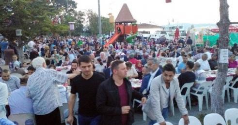 Paşabahçe Meydanı’nda 6 bin kişi iftar yaptı