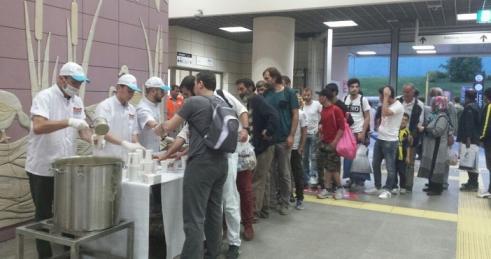 Marmaray yolcularına iftarda çorba sürprizi