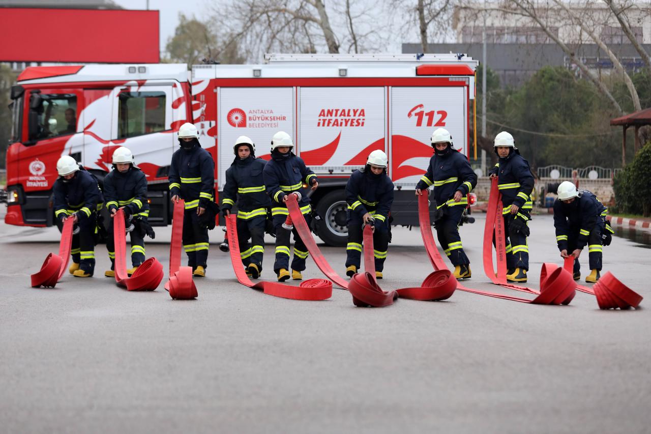 Büyükşehir itfaiyesine genç kuvvet Genç itfaiyecilere önce eğitim sonra operasyon