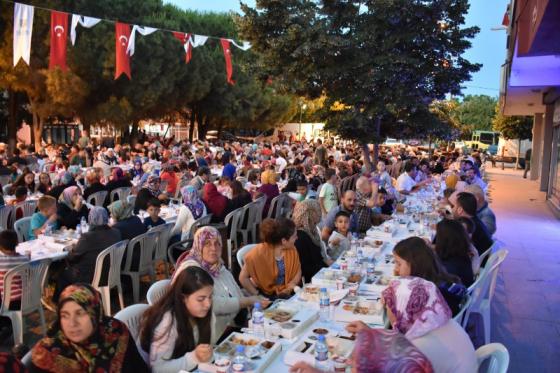 MAHALLELERDE İFTAR SOFRALARI KURULDU