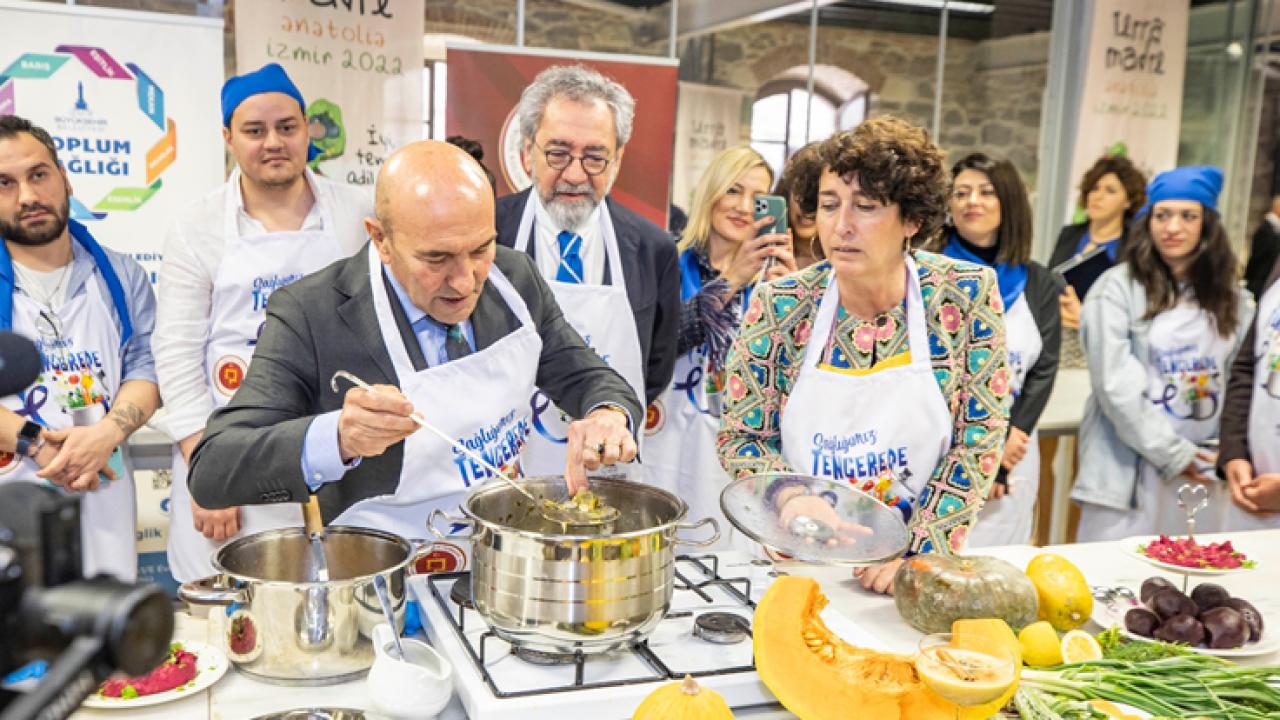 Başkan Soyer sağlıklı beslenmeye dikkat çekmek için mutfağa girdi