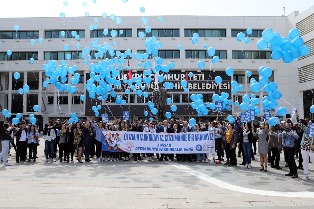 Otizme Farkındalık İçin Mavi Balon Uçurdular