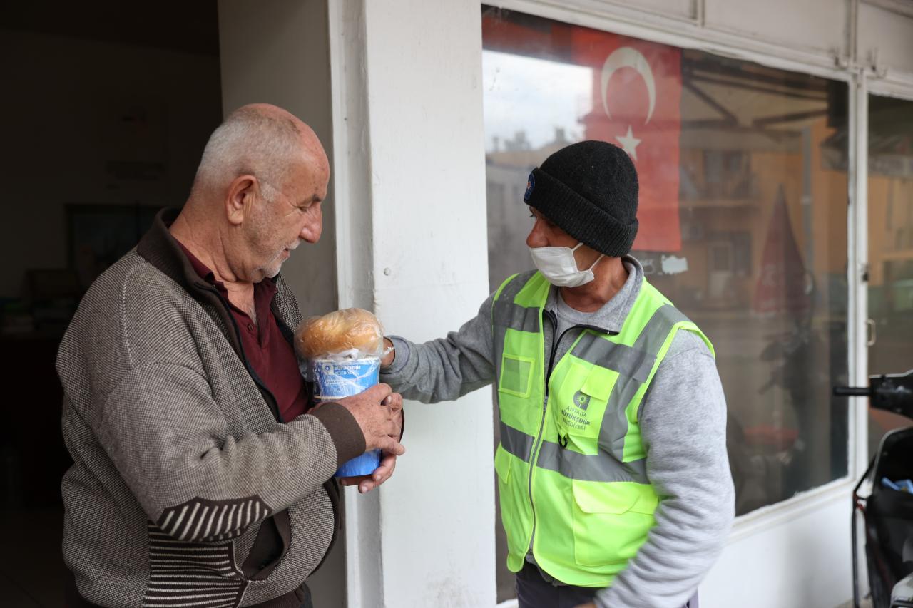 Büyükşehir’den hayat kolaylaştıran yemek hizmeti 2 öğün, 3 çeşit yemek kapılarına teslim ediliyor