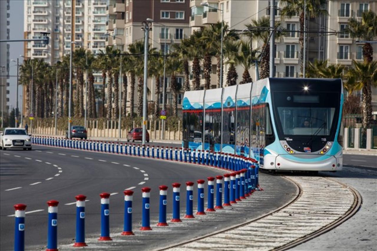 İzmir toplu ulaşıma döndü