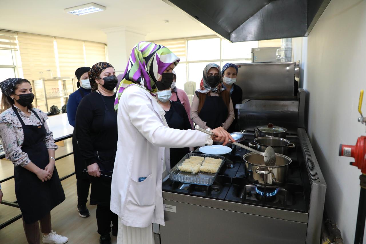 ATASEM’in aşçı adayları mutfakta Suşi, Koşinya, Pelmeni yapıyorlar