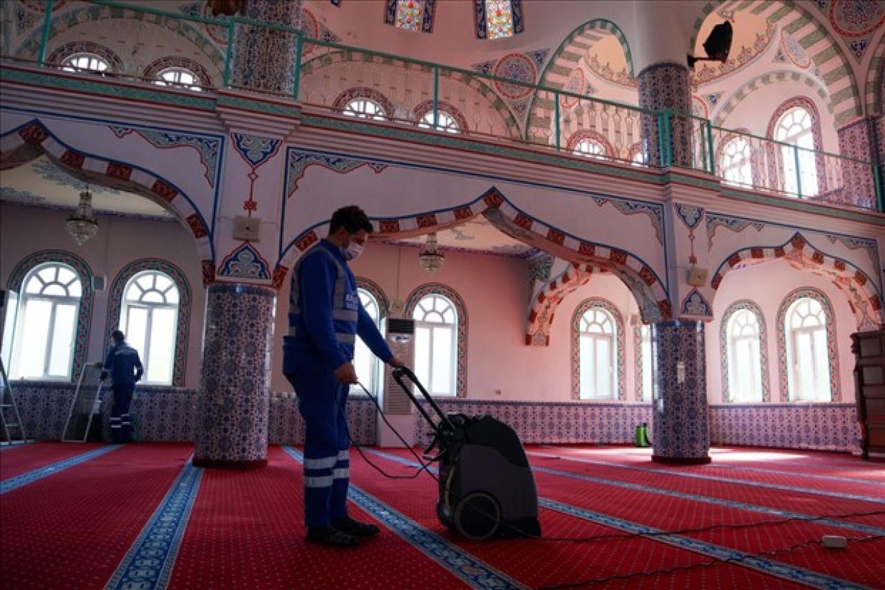 İzmir Büyükşehir Belediyesi her gün bir camiyi temizliyor