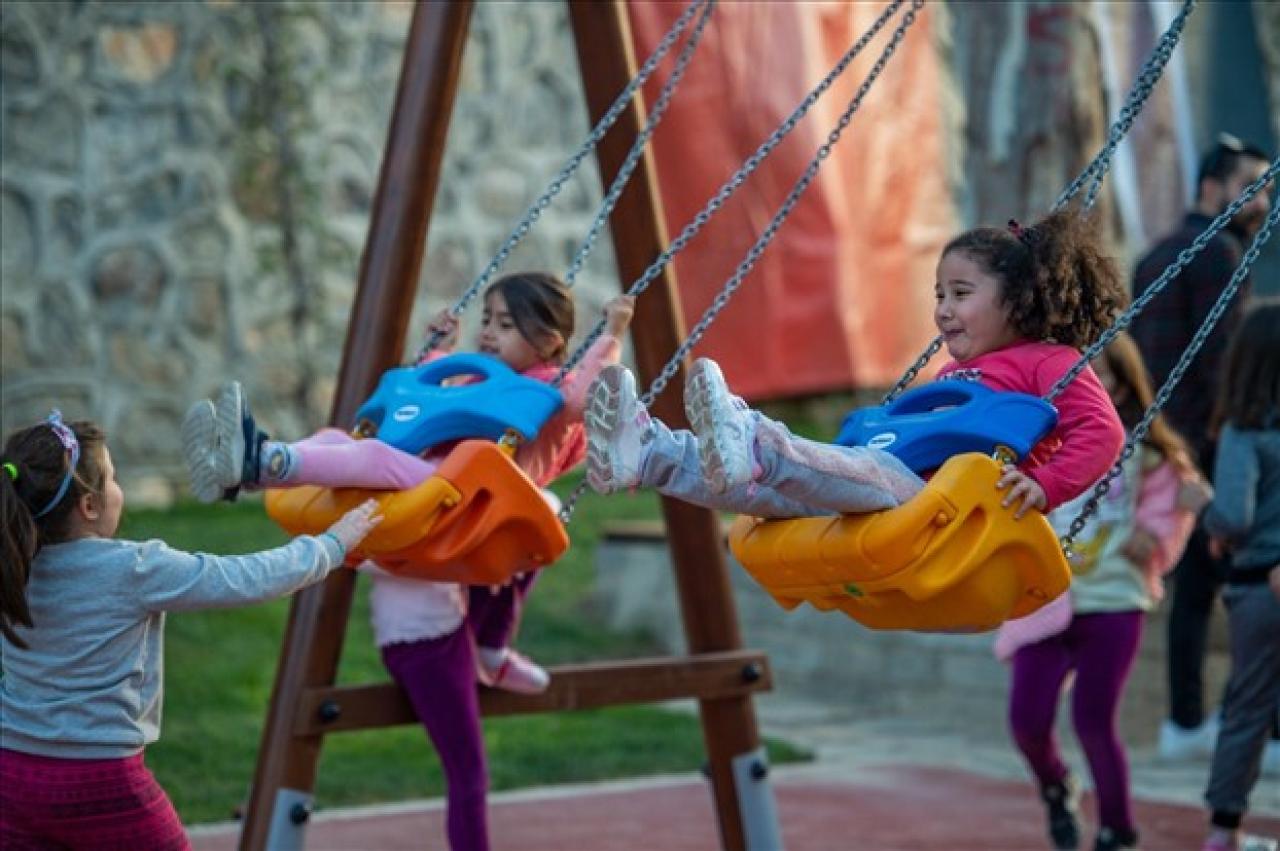 Başkan Soyer Lale Mahallesi’nin çehresini değiştiren parkın açılışını yaptı