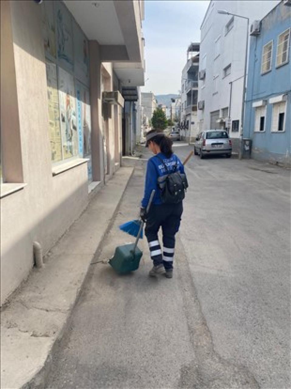 Çiğli’de grevin ardından temizlik çalışmaları başlatıldı