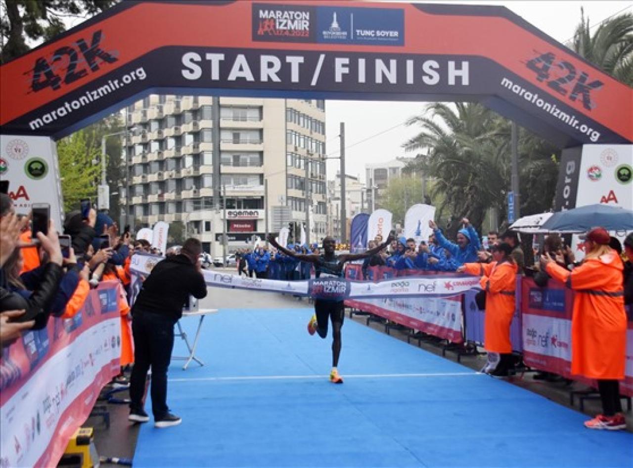 Maraton İzmir’de yeniden rekor