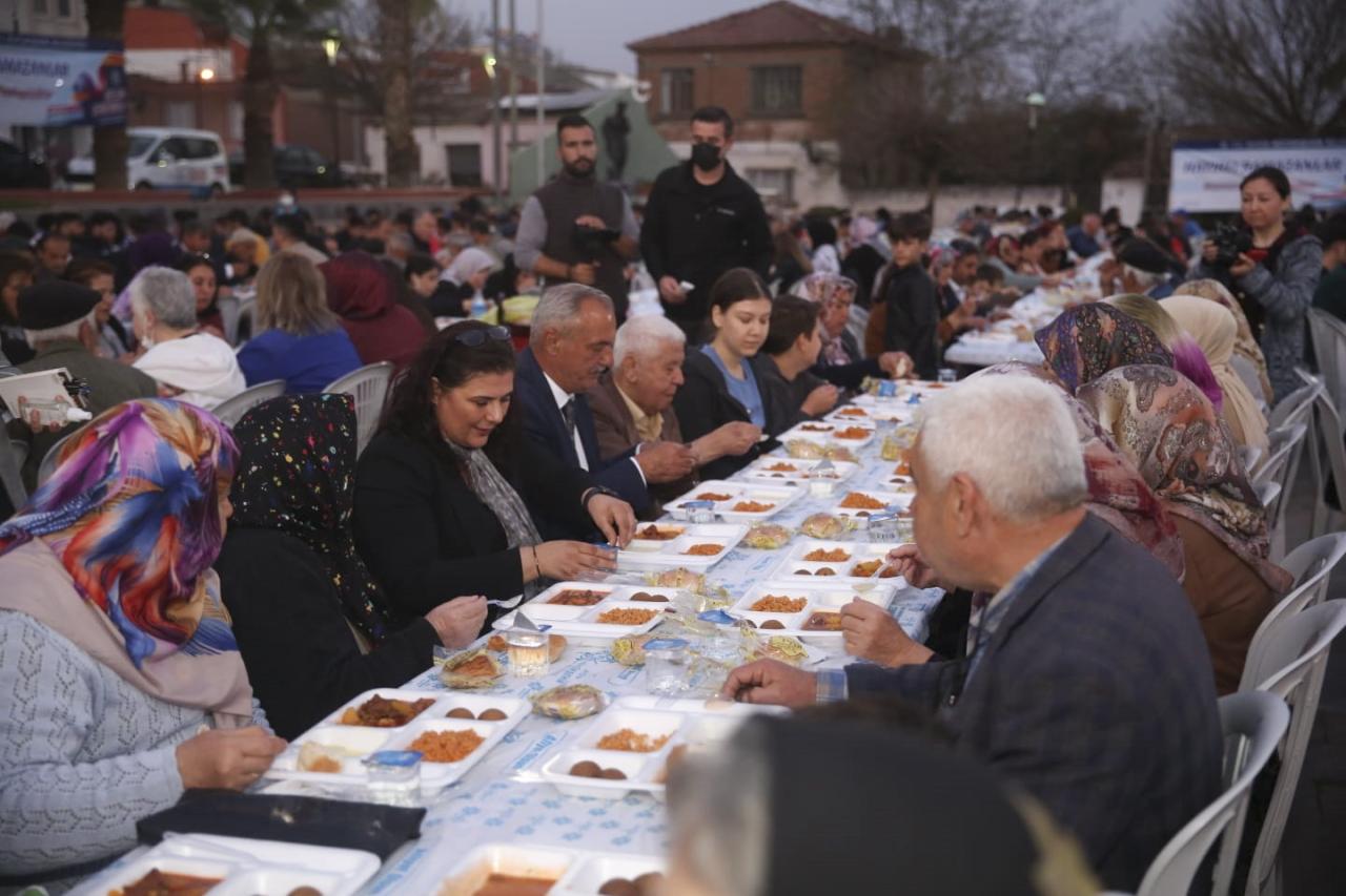 BAŞKAN ÇERÇİOĞLU İFTAR SOFRASINDA VATANDAŞLARLA BİR ARAYA GELDİ