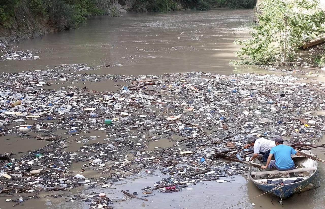 Büyükşehir ekipleri Karaisalı’da Yerköprü Piknik alanı ve Çakıt suyunda temizlik yaptı