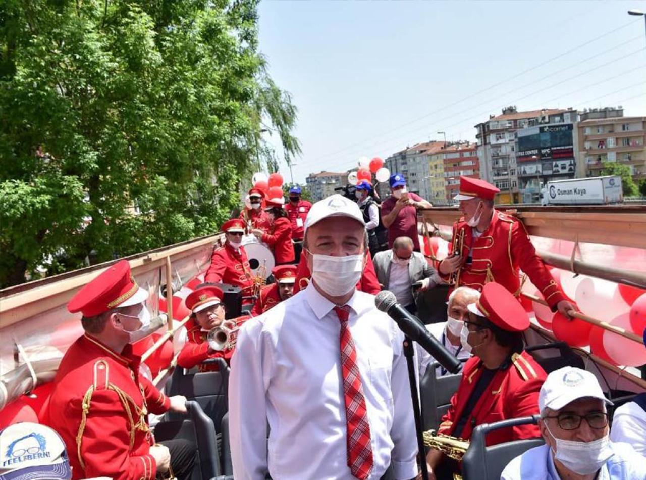 AVCILAR’DA 19 MAYIS COŞKUSU BALKONLARA TAŞINDI