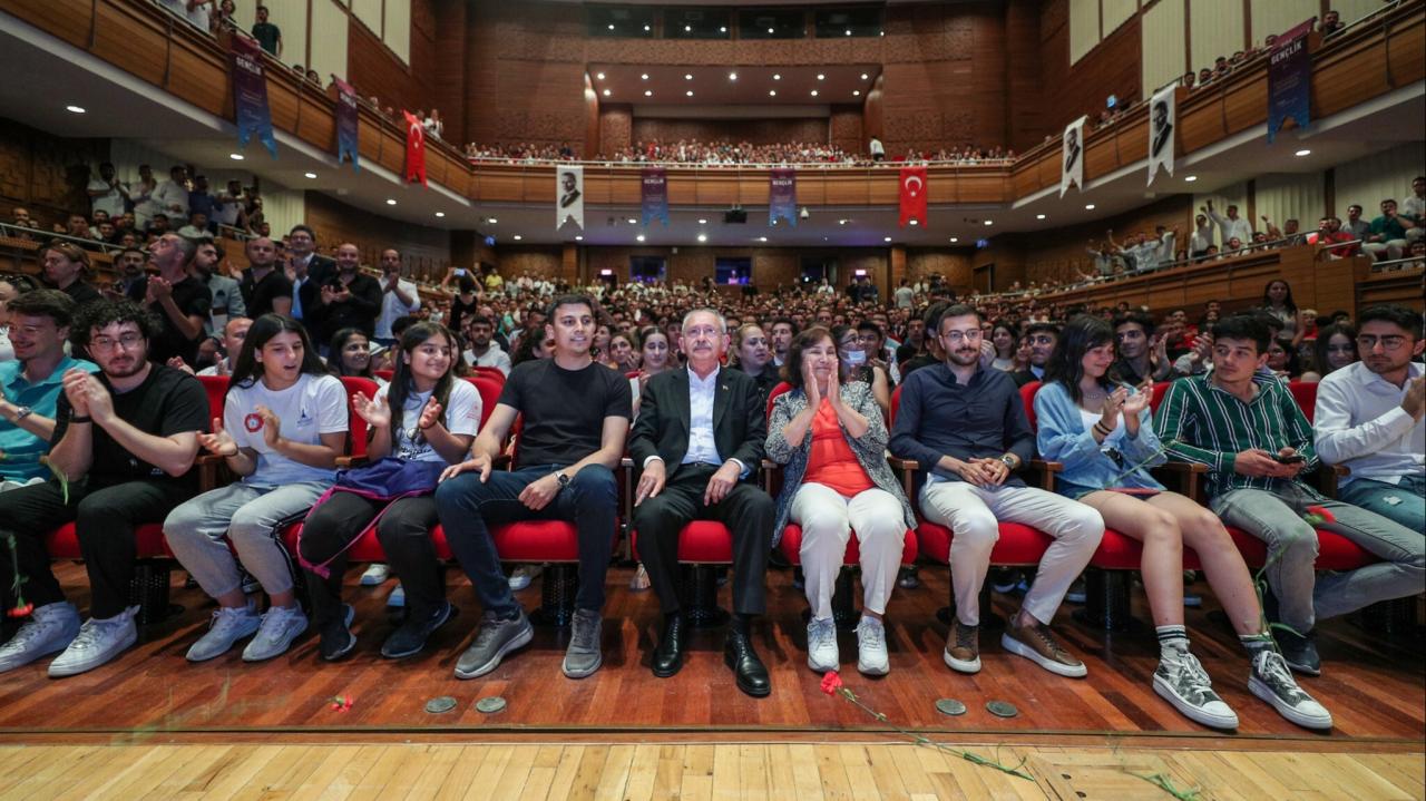 CHP Genel Başkanı Kemal Kılıçdaroğlu, İzmir'de Gençlerle Buluştu