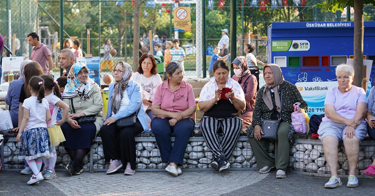 BAŞKANIMIZ HİLMİ TÜRKMEN HER GÜN FARKLI BİR PARKTA HALKIMIZLA BULUŞUYOR