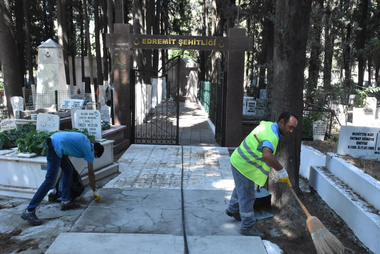 Edremit Belediyesi Mezarlık ve Şehitlikleri Bayrama Hazırladı