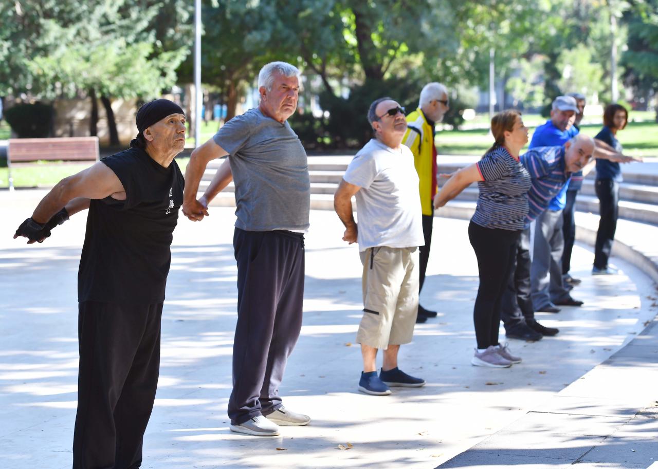 SAĞLIKLI YAŞAM İÇİN SPOR: BAŞKENTLİLER GÜNE ABB PARKLARINDA SPORLA BAŞLIYOR