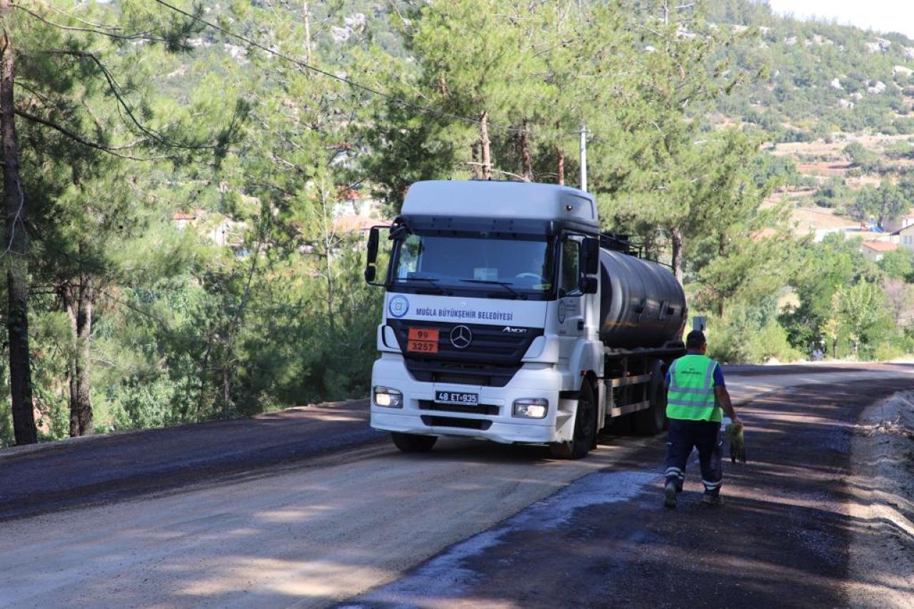 Büyükşehir Menteşe’nin kırsal mahallerinde yol çalışmalarına devam ediyor