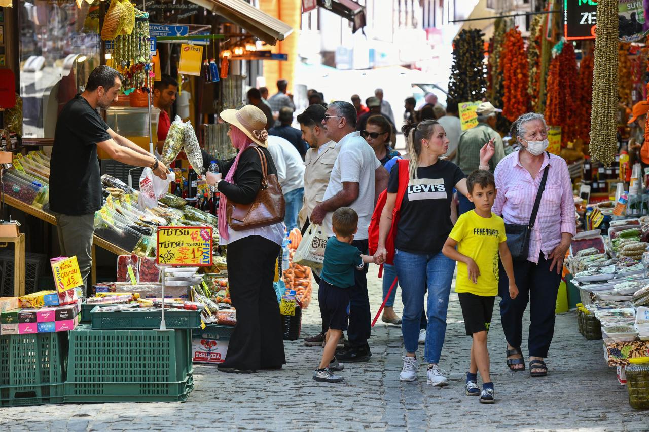 VATANDAŞLAR YAZ AYLARINDA DA BAŞKENTİ ABB’NİN KENT GEZİLERİYLE KEŞFEDİYOR