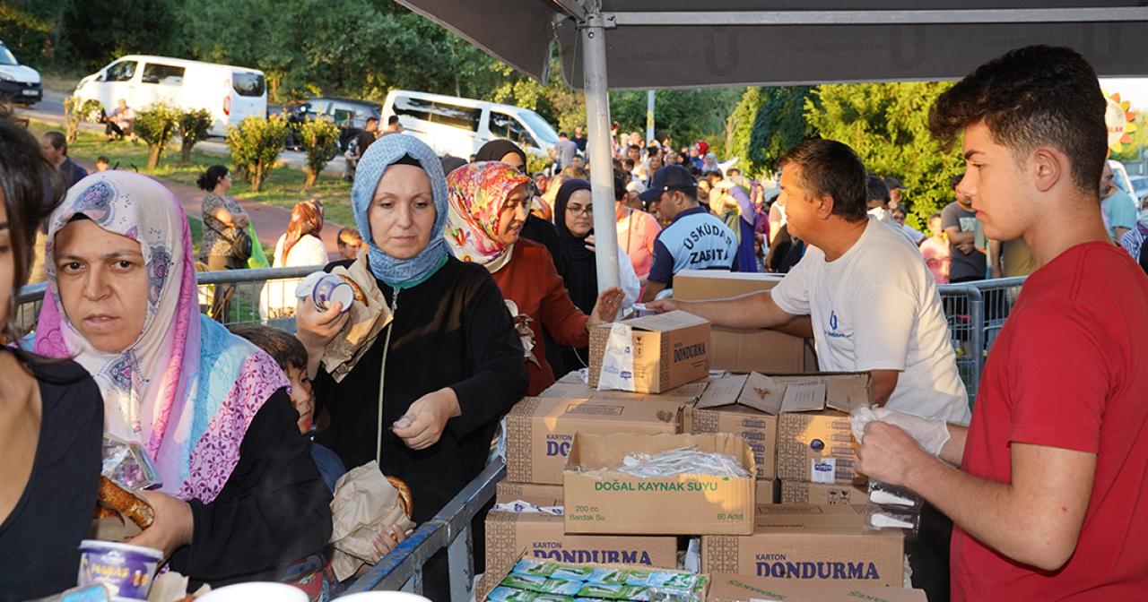 BAŞKANIMIZ HİLMİ TÜRKMEN HEMŞEHRİLERİYLE ÜSKÜDARIMIZIN PARKLARINDA BULUŞUYOR