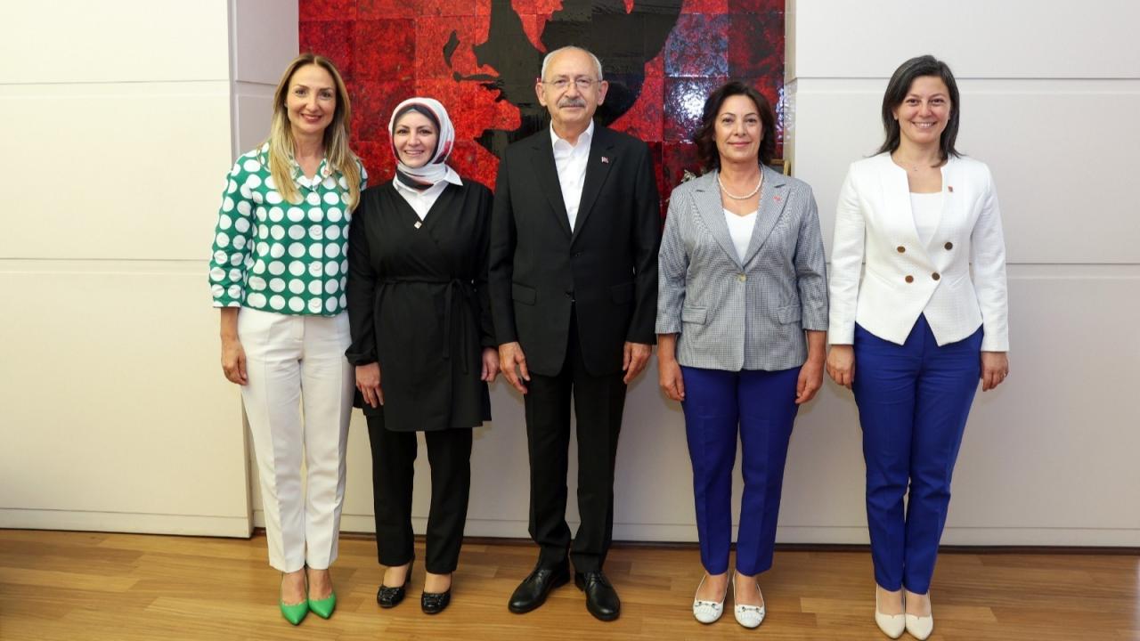 CHP Lideri Kılıçdaroğlu, 90 Bin ’inci Yeni Kadın Üyeye Rozetini Taktı