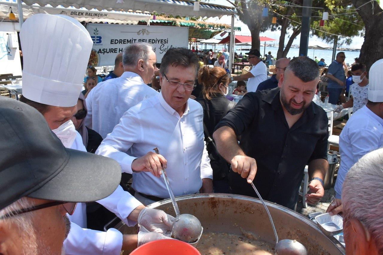 Edremit Belediyesi 18 Bin Kişilik Aşure Dağıttı