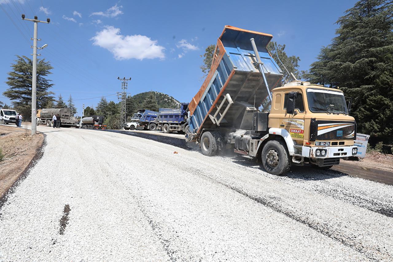 Kuzca ve Üçoluk Mahallesi yolları asfaltla kaplanıyor