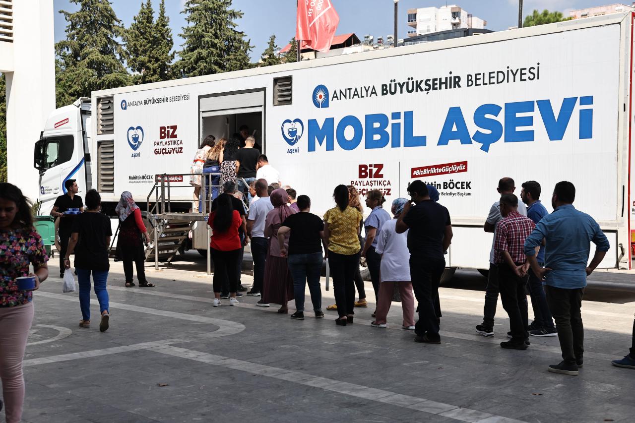 Büyükşehir’in Aşure İkramları Sürüyor