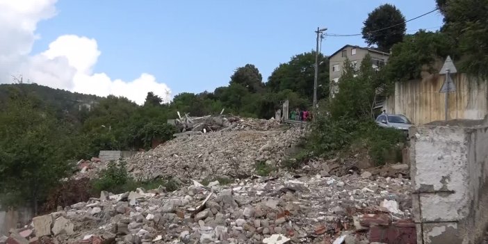 BEYKOZ’DA EVİ YIKILAN YURTTAŞ, MOLOZLARIN ÜZERİNDE GÖZYAŞI DÖKTÜ