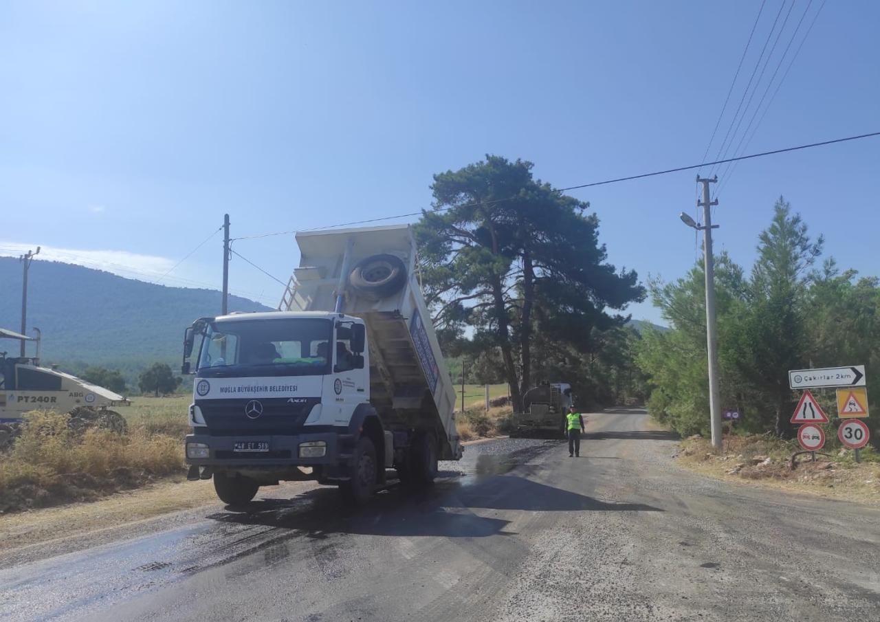 Büyükşehir, Yatağan’ın kırsal mahallelerinde yol çalışmalarını sürdürüyor