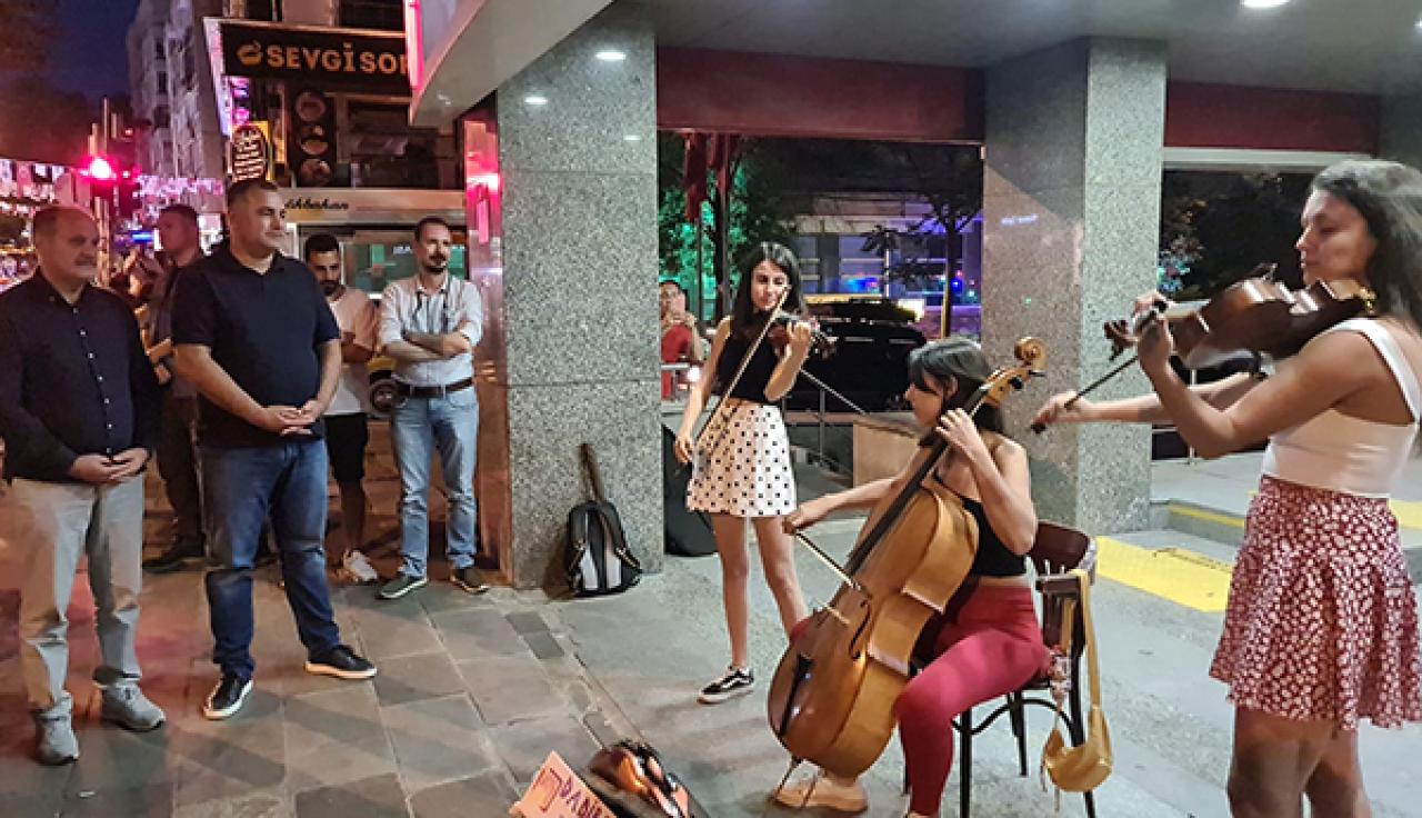 Taşdelen, Tunalı Hilmi Caddesi’nde Keman Ve Viyolonsel Dinledi